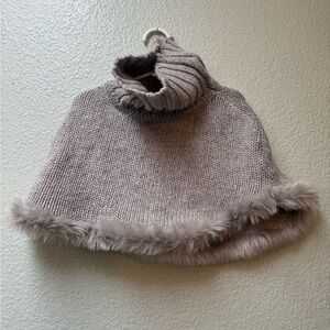 LUC H&M kids Gray Knit Poncho/cape with Faux Fur Trim sweater material sz 4-8